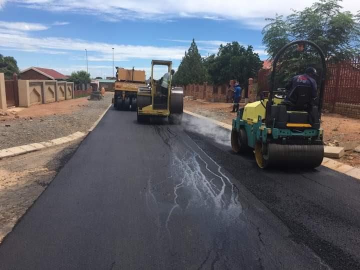 Roller compacting fresh asphalt