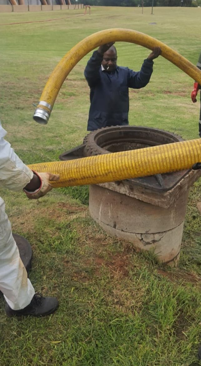 Clearing a hopper with vacuum equipment